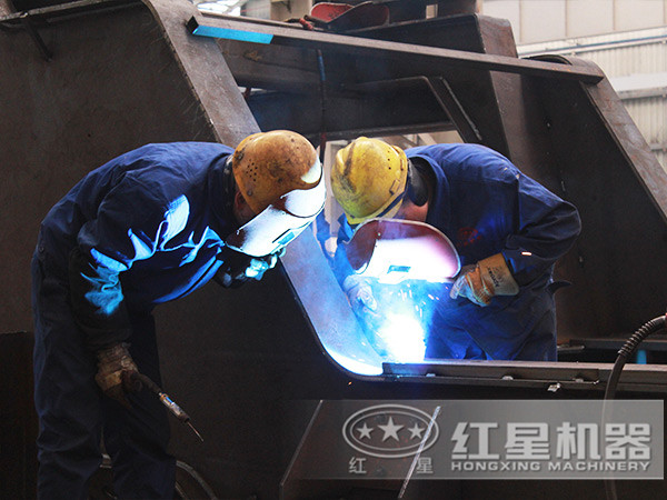 移動(dòng)顎式破碎機(jī)生產(chǎn)車(chē)間