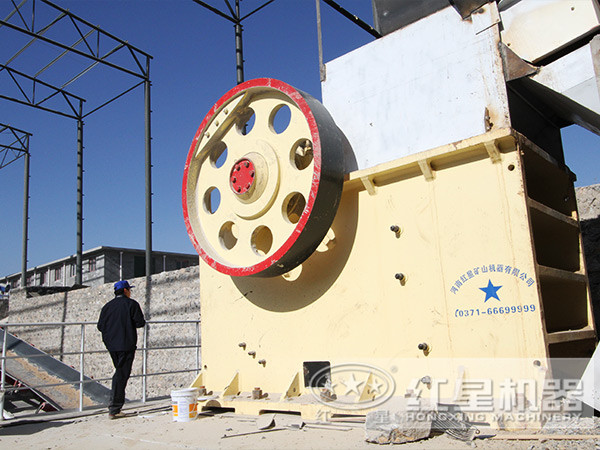 顎式破碎機生產(chǎn)現(xiàn)場